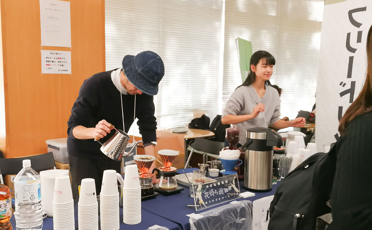 写真:コーヒーを提供している様子