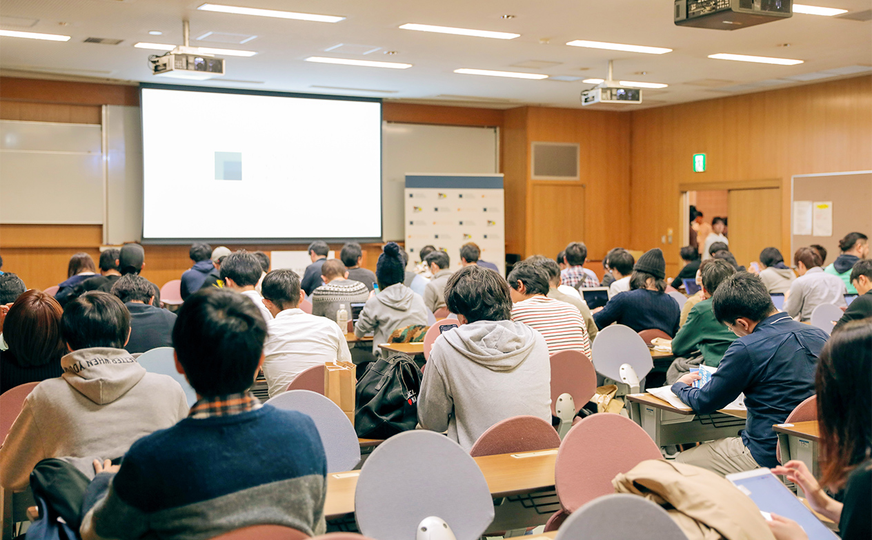 写真:セッションが行われる部屋に、たくさんの参加者が着席している様子